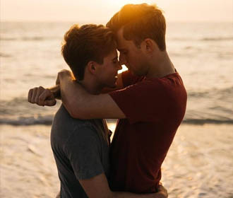 Manhunt Opinión 2025 - ¿La Página Legitima para Encontrar Pareja o Estafa?